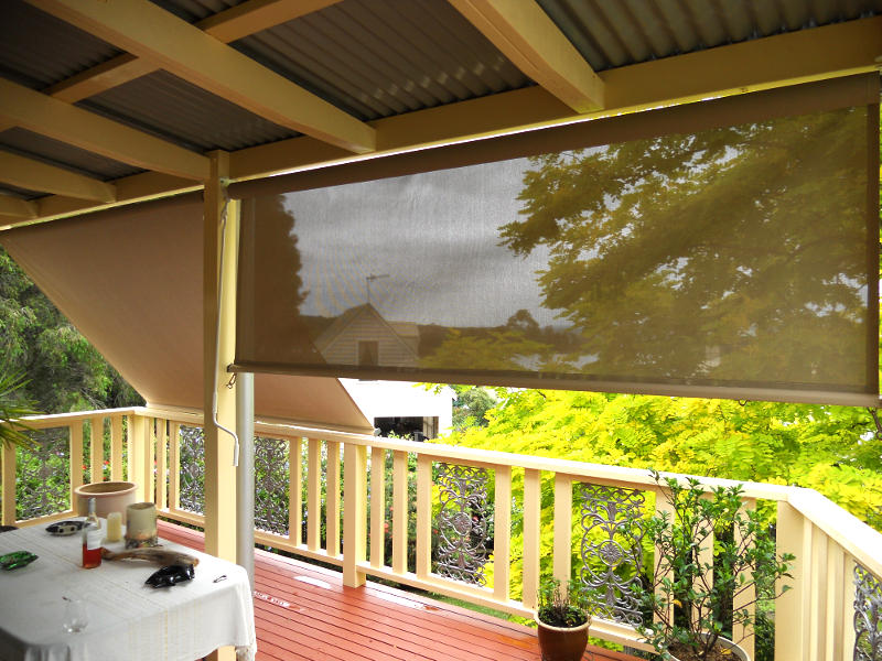 outdoor-straight-drop-blinds